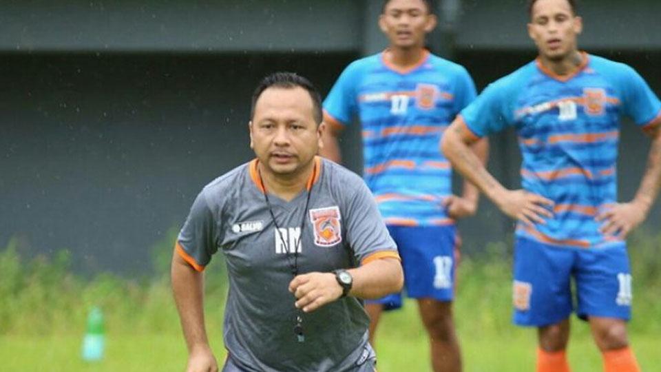 Pelatih Borneo FC, Ricky Nelson (abu-abu). - INDOSPORT